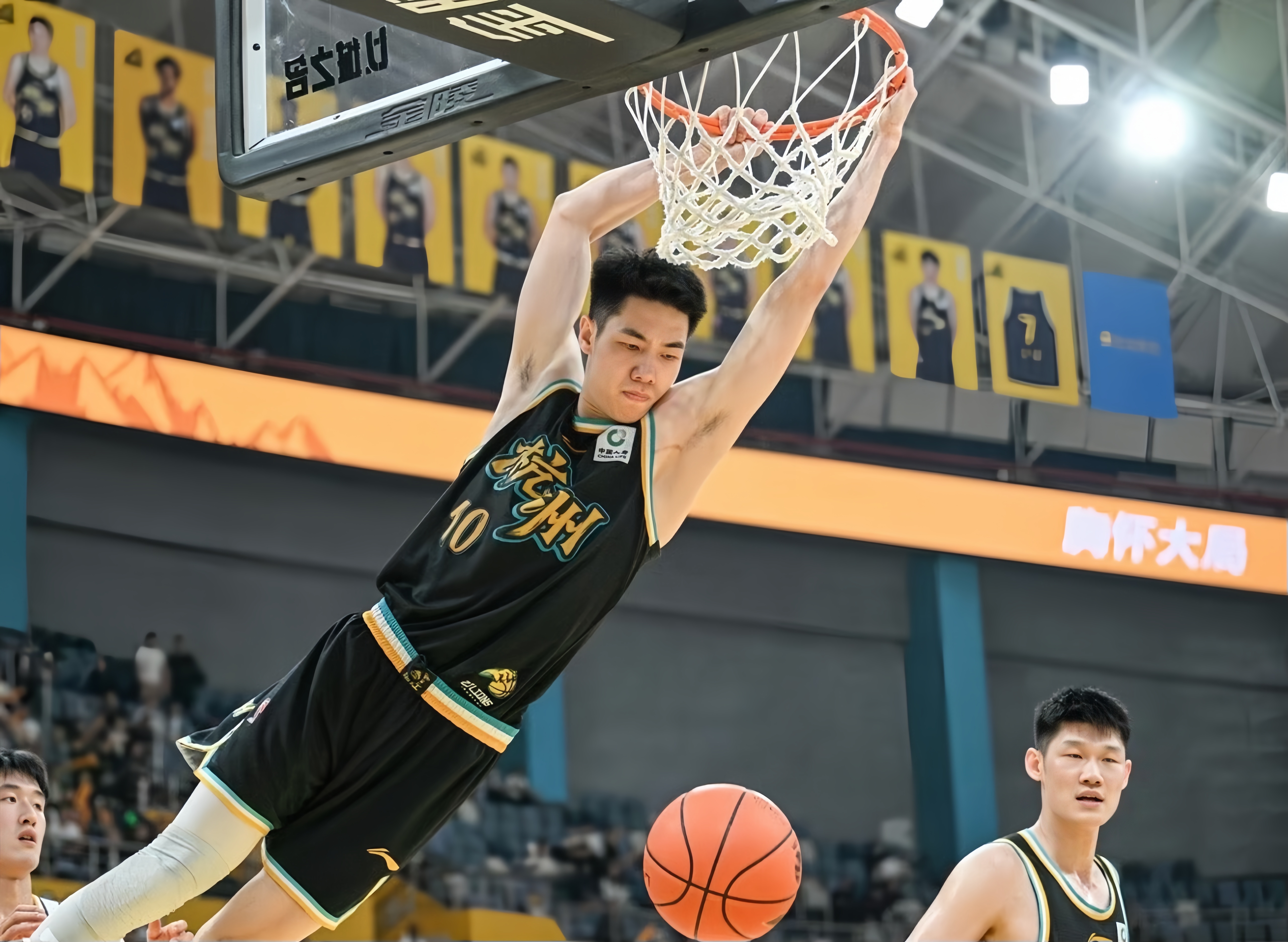 凯尔特人轻取青岛队，孙铭徽惊艳四座