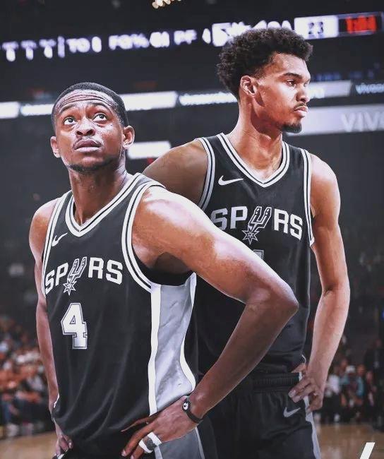 猛龙完胜公牛，福克斯扛起全队