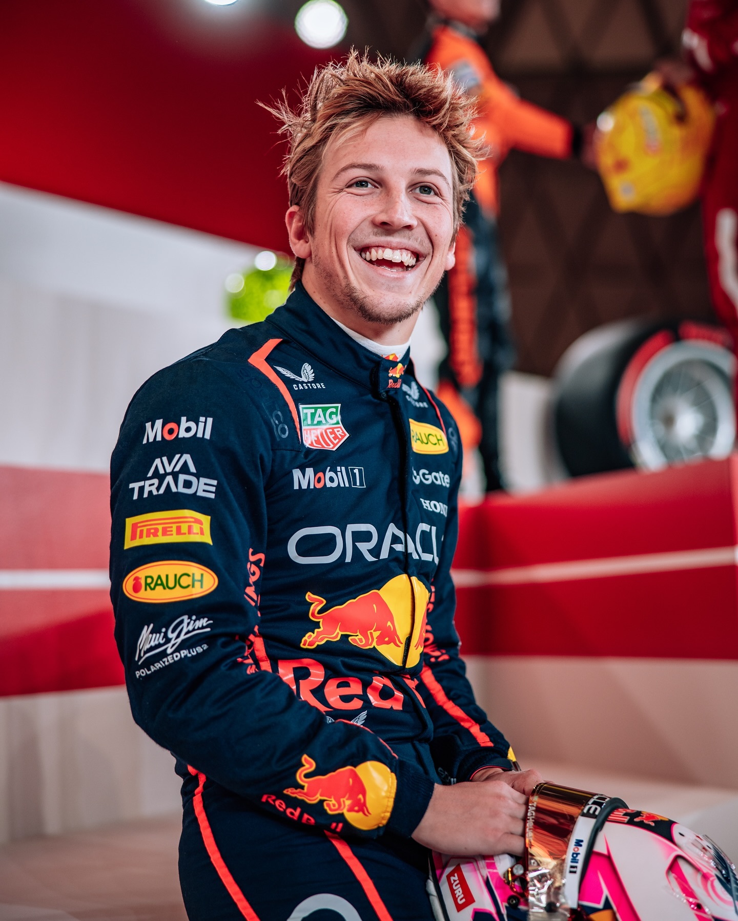 阿斯顿马丁完胜红牛车队，汉密尔顿带队取胜