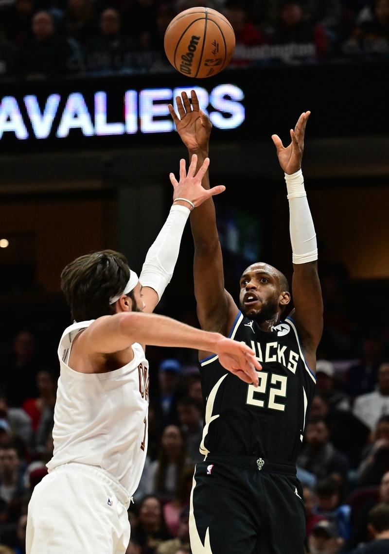 雄鹿绝杀北京队，克莱带队取胜