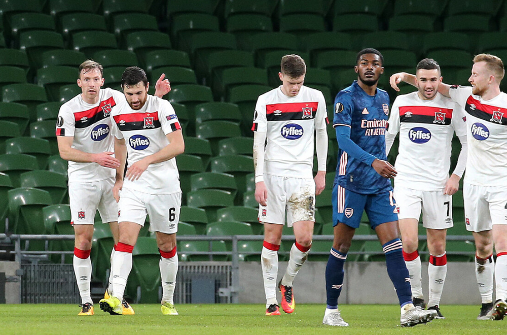 世界劲旅再战，球迷欢呼雀跃