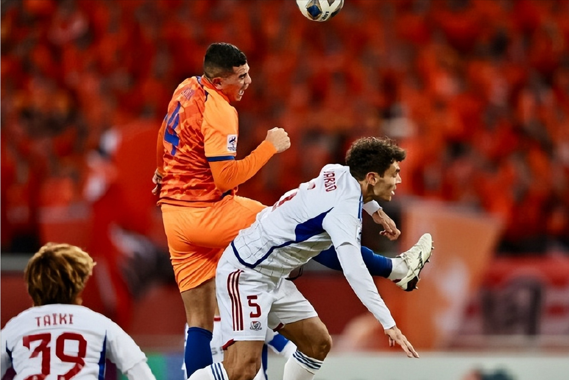 横冲直撞的比赛场面，掀起一场足球狂潮