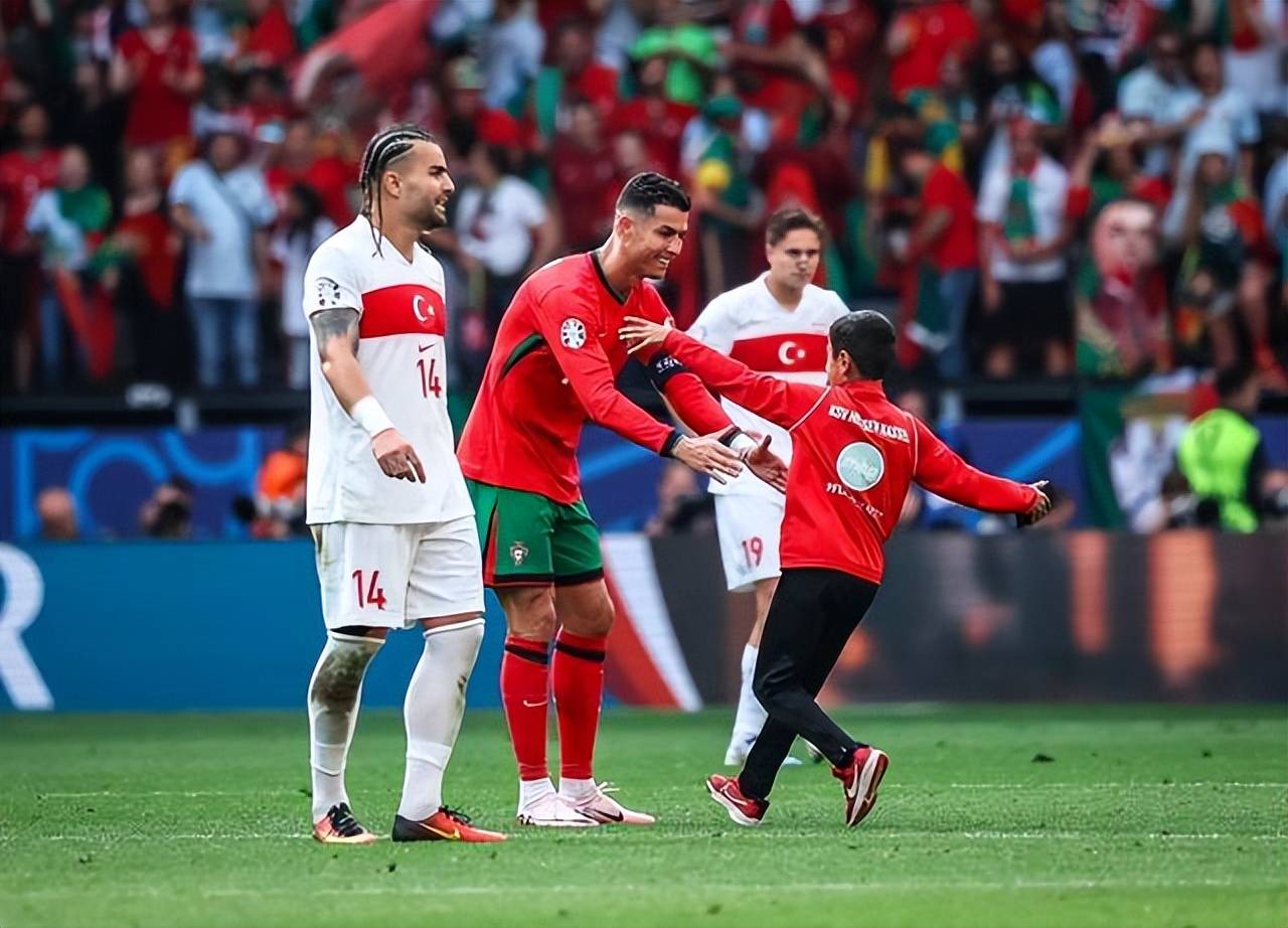 荷兰队展现强大实力，横扫西班牙晋级八强