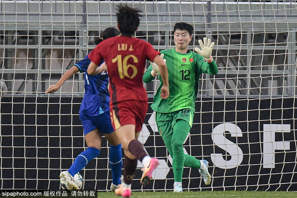 韩国女足在比赛中展现顽强精神