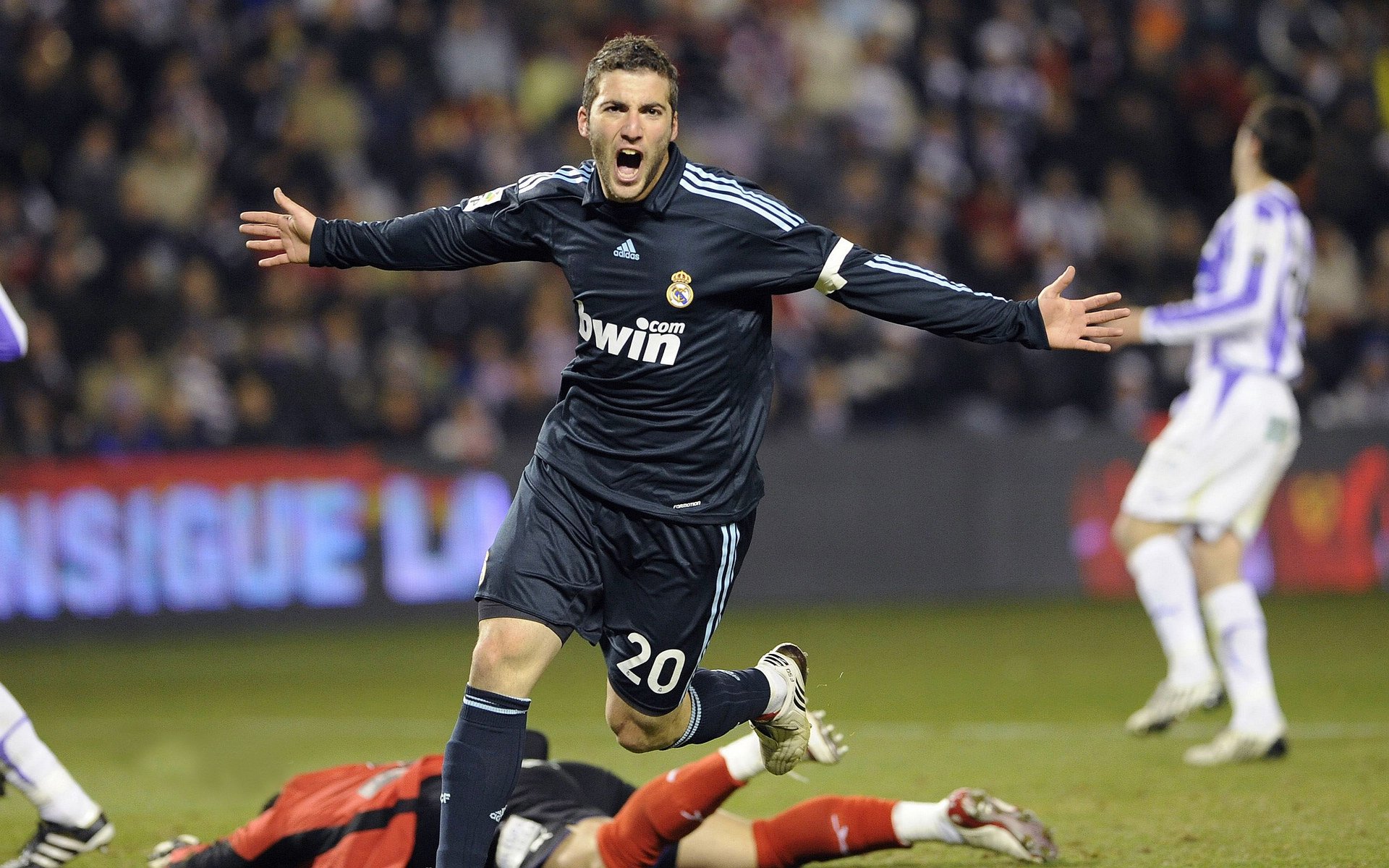 库里式绝杀惊艳四座，爵士险胜天津诠释篮球唯一性